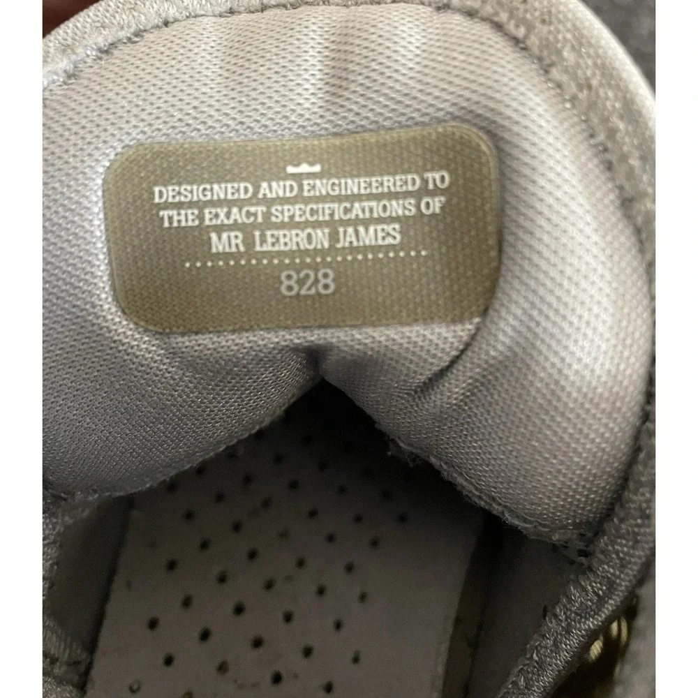 Nike Lebron 8 Low Wolf Grey/Metallic Sneaker Size 7.5 Basketball 456849 002‎